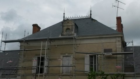 Couverture d'un toit en ardoise d'une école à Savignac-les-Églises 