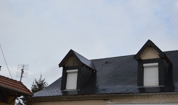 Couverture d'une maison en ardoise à St Médard d'Excideuil