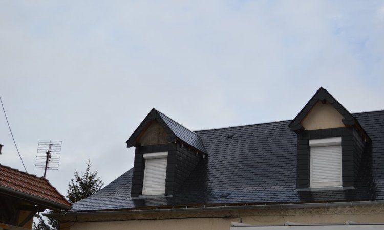 Couverture d'une maison en ardoise à St Médard d'Excideuil